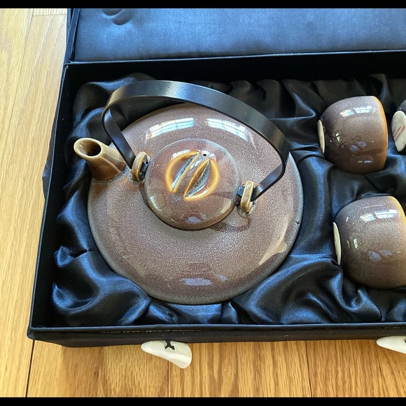 Brand New Bombay Tea ware: Teapot and 4 cups - Picture 2 of 6